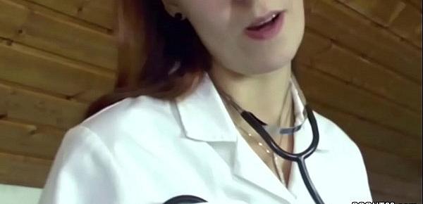  Geile Krankenschwester hiflt Patienten mit einem Handjob